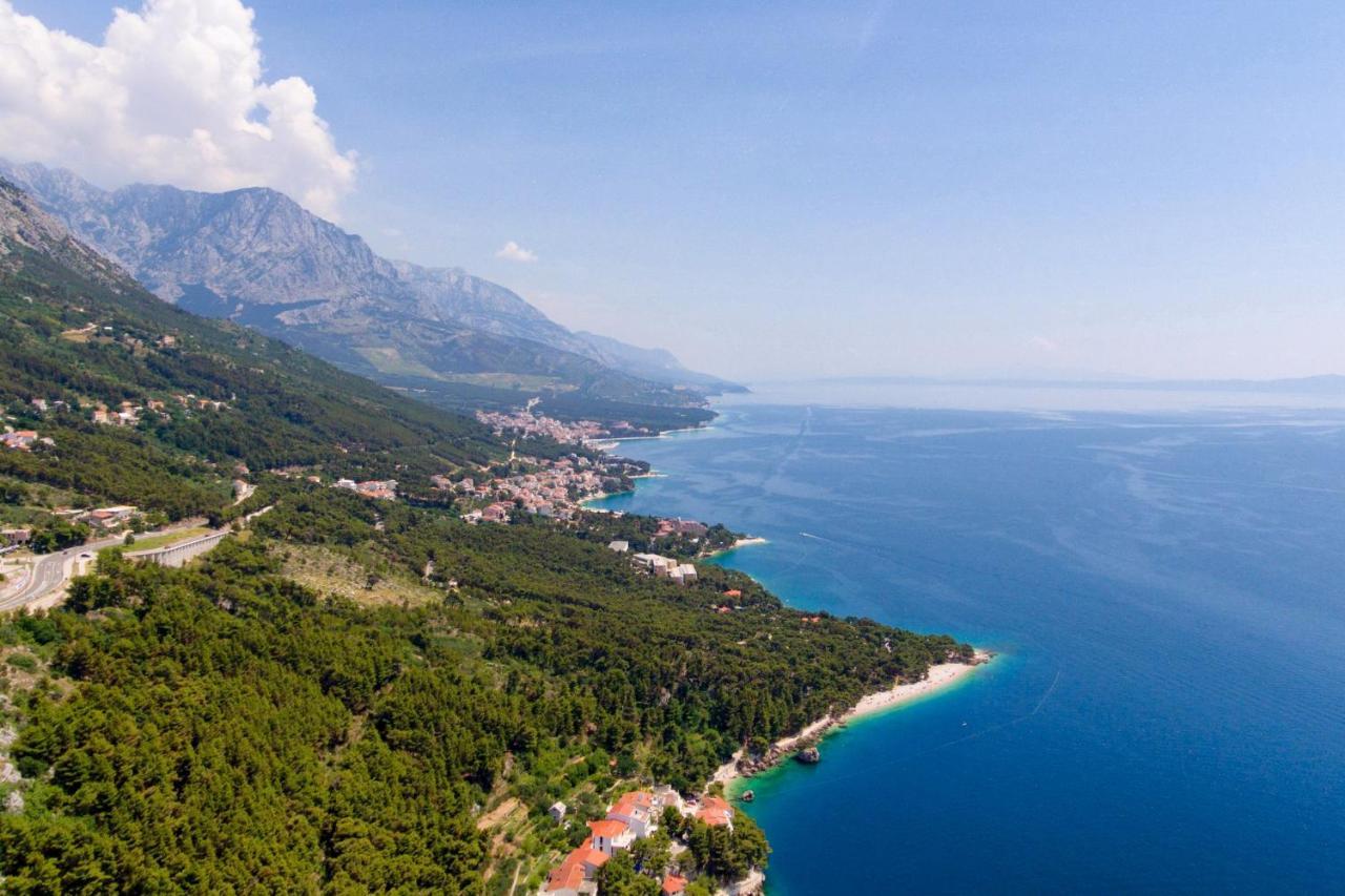 Apartments with a parking space Brela, Makarska - 18495 Bagian luar foto