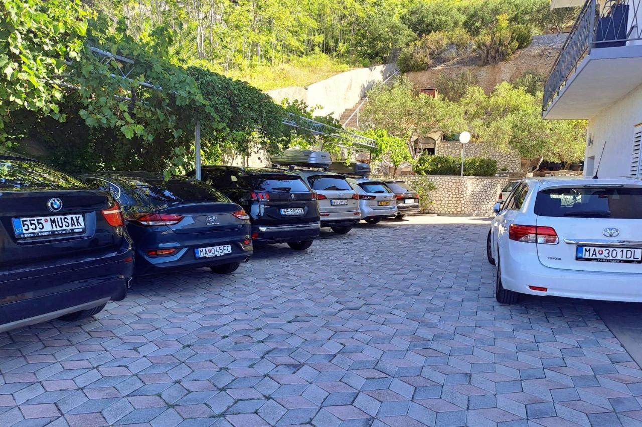 Apartments with a parking space Brela, Makarska - 18495 Bagian luar foto