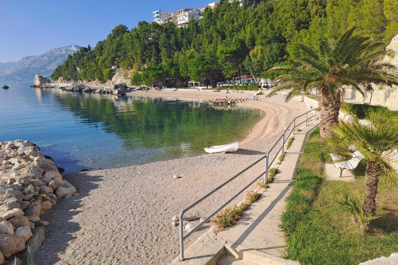 Apartments with a parking space Brela, Makarska - 18495 Bagian luar foto