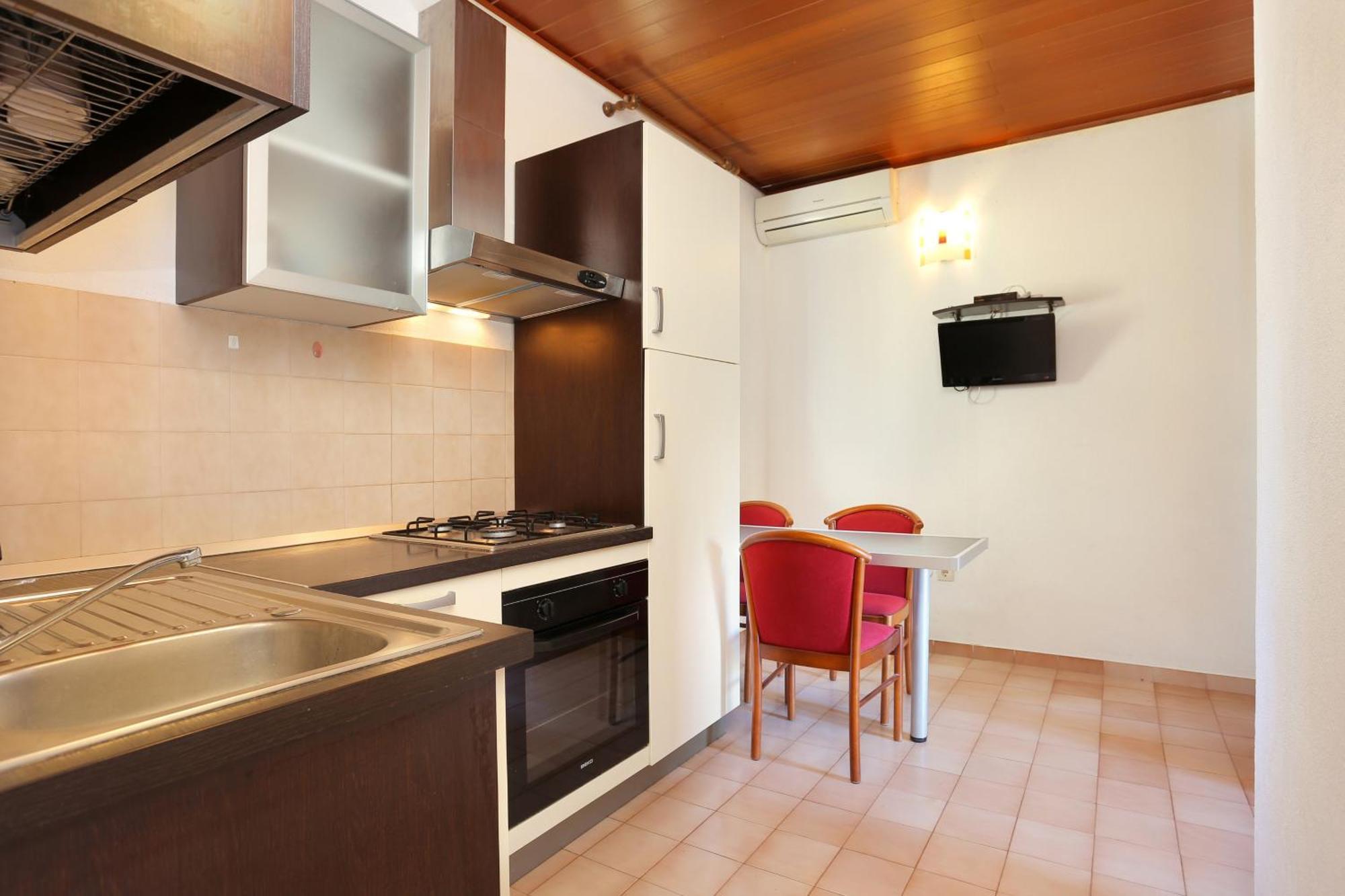Apartments with a parking space Brela, Makarska - 18495 Ruang foto
